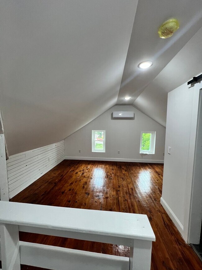 Building Photo - 31 N Poplar St