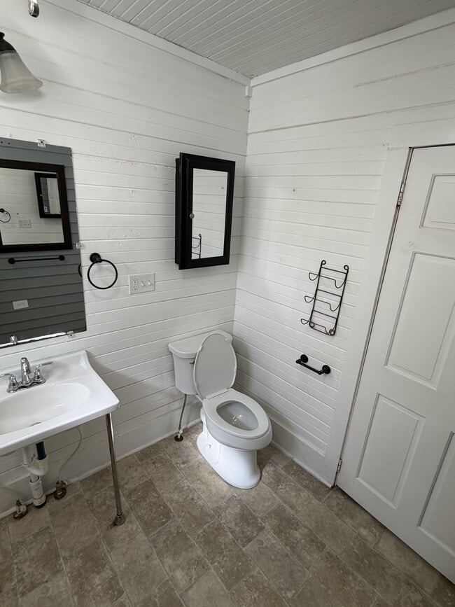 Building Photo - 411 Latham Ln