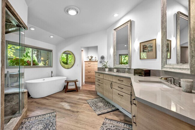 Building Photo - LAKEFRONT LUXURY ON LAKE STANLEY | FULLY FURNISHED + UTILITIES INCLUDED IN GUARDED LAKERIDGE SHORES