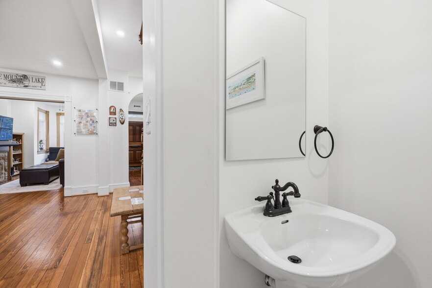 Building Photo - 502 D St NE