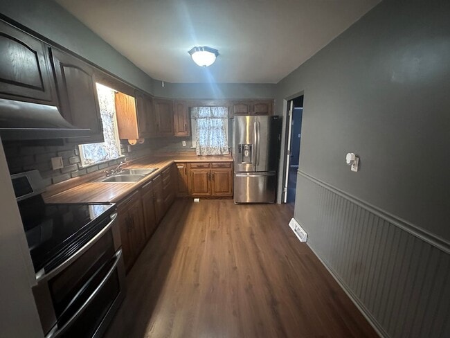 Building Photo - 2415 Jerden Ave