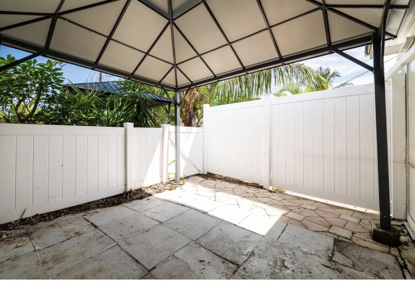 Building Photo - 2298 NE 4th Ave