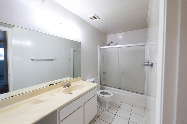 Building Photo - 5 bed 3.5 bath home with AMAZING & HUGE BA...