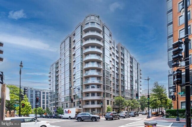 Building Photo - 811 4th St NW