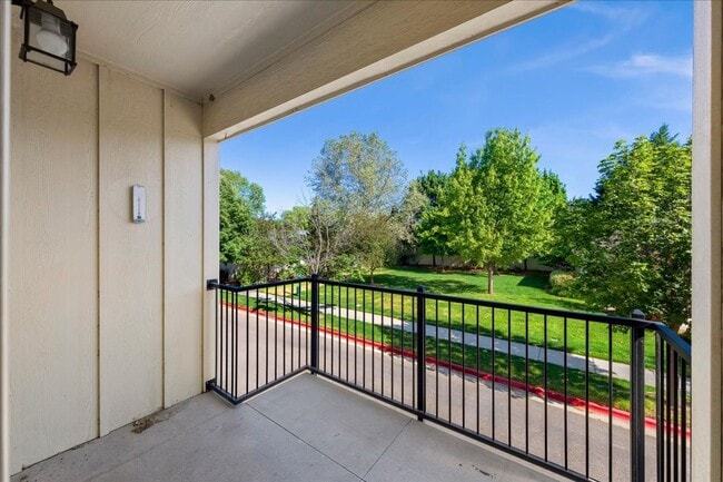 Building Photo - Stylish Multi-Level Condo in West Boise