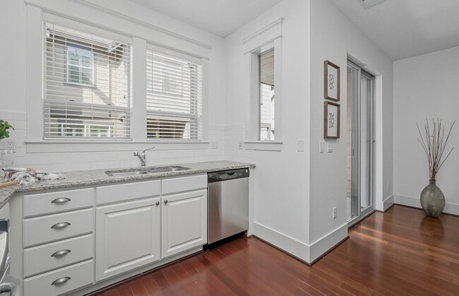 Building Photo - 619 SW Foresta Ter