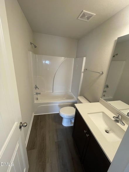 Building Photo - 1102 Peony Ln