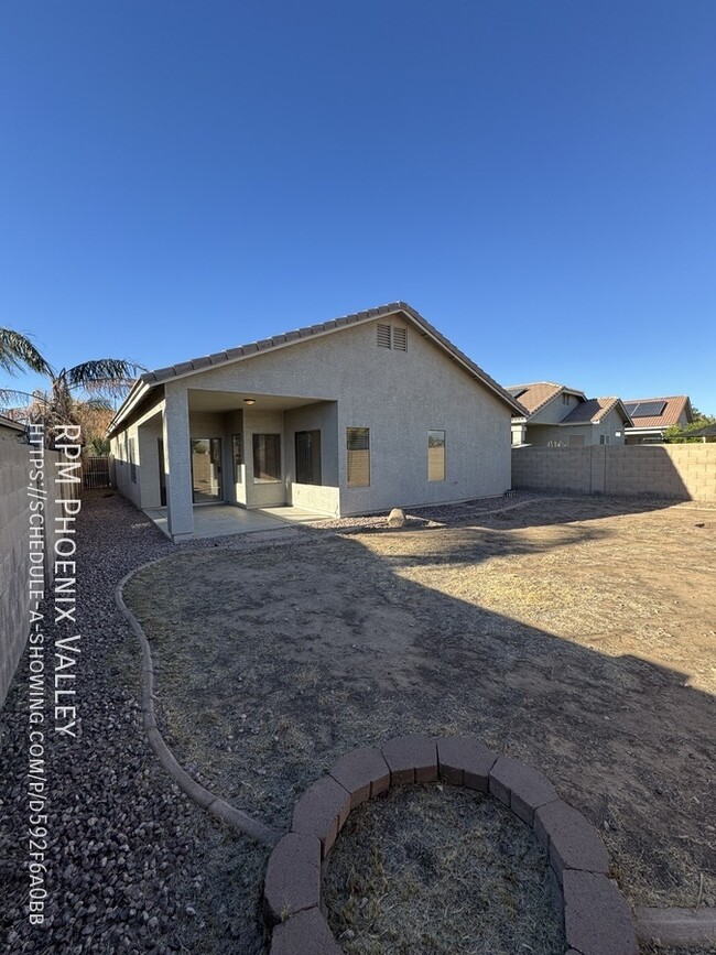 Building Photo - Open concept 3 bed / 2 bath with *NEW* Flo...