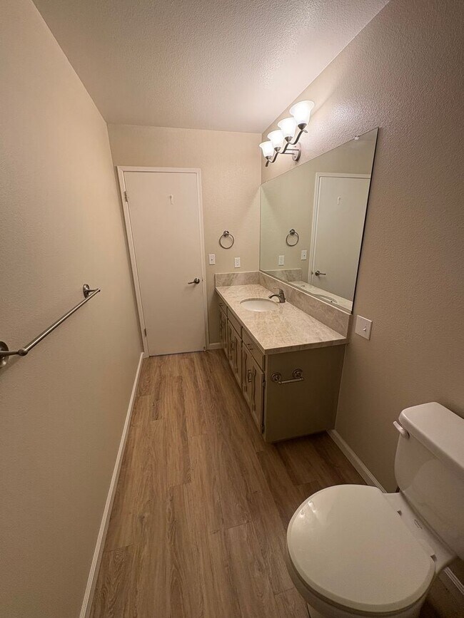 Building Photo - Beautiful Home with solar Rent Ready!