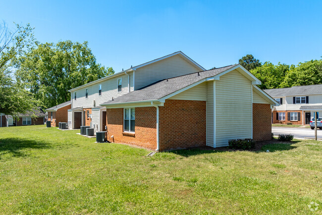 Building Photo - Chester Townhouses