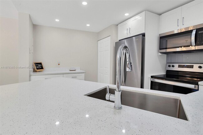 Building Photo - 7527 S Oriole Blvd