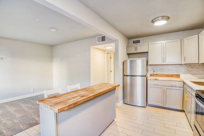 Building Photo - MOVE IN SPECIAL - FIRST MONTH'S RENT IS FREE - Upgraded 1 Bedroom Condo Near Freeway with Communi...