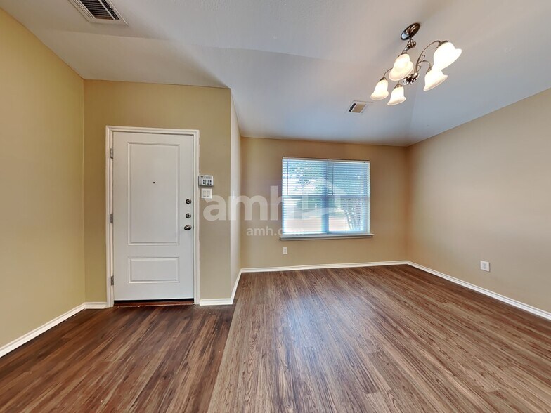 Building Photo - 1102 Longhorn Ln