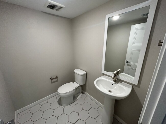 Building Photo - 3 Bed / 2.5 Bath Gilbert Townhome GATED Co...