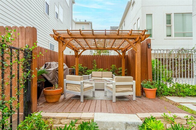 Building Photo - 5321 Lillian St