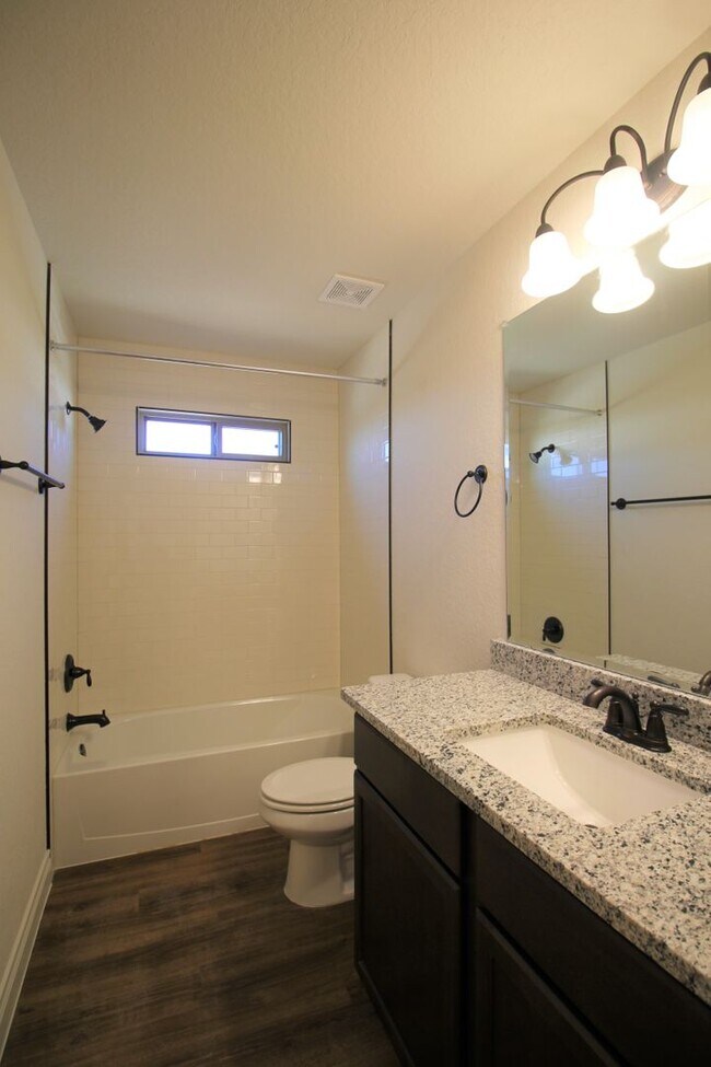 Building Photo - 3/2.5/1.5 Duplex /Easy access to I-35 / Fridge, Washer, Dryer / Fenced in yard / NBISD