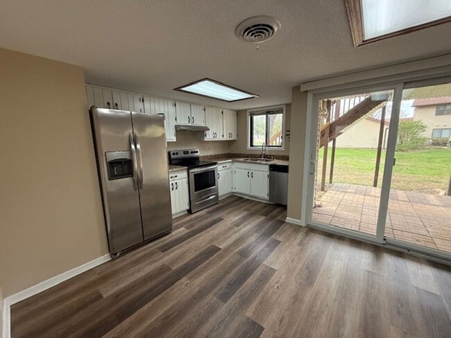 Building Photo - 2BR Urbana Apartment with New Appliances & Back Porch