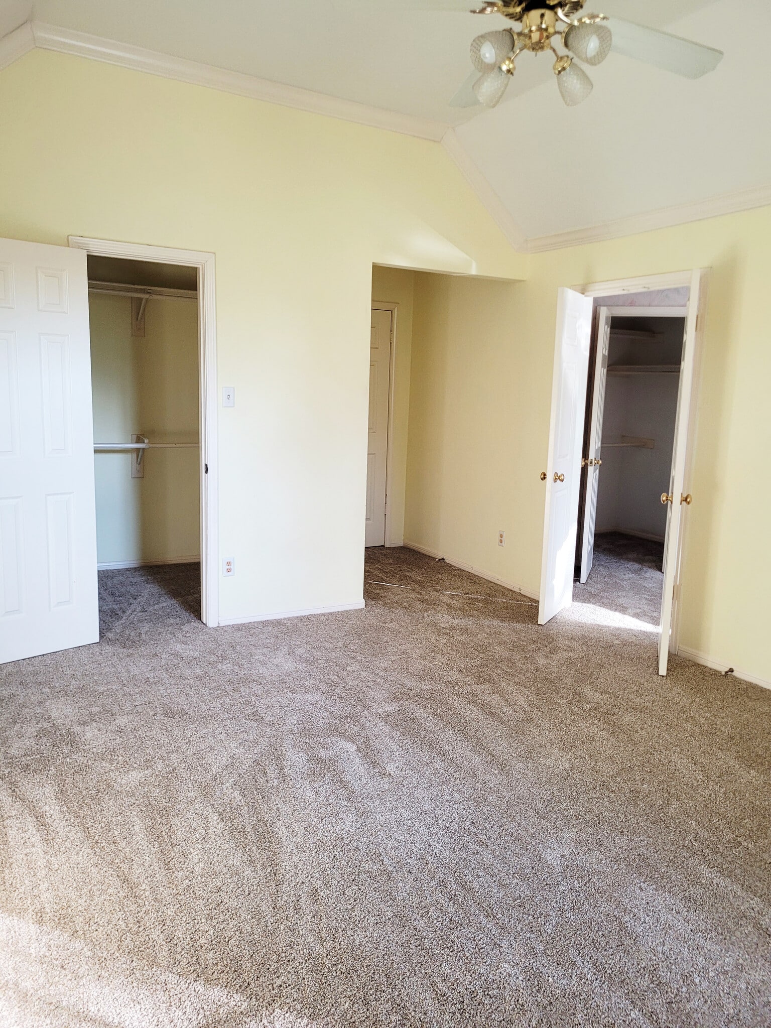 Master bedroom with two walk-in closet - 12607 Alderwood Dr