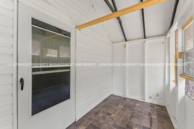 Building Photo - Spacious 3 Bed/1 Bath Home with Fenced Yar...