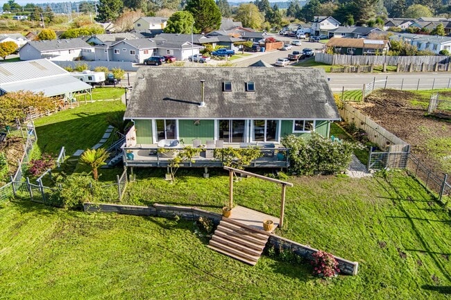 Building Photo - Custom Home on Property just outside of Eureka!