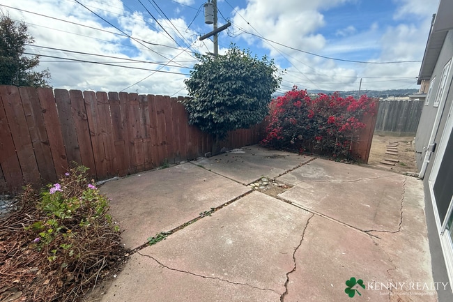 Building Photo - Beautifully Remodeled 3 Bedroom, 2 Bathroo...