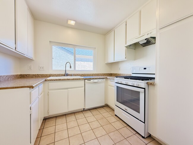 Building Photo - 2711 Nandina Dr