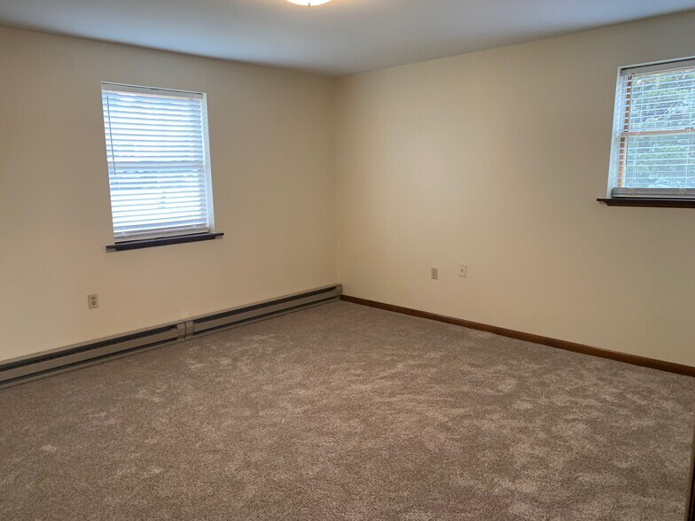 Master Bed -2 Windows - 3200 Oak Ave
