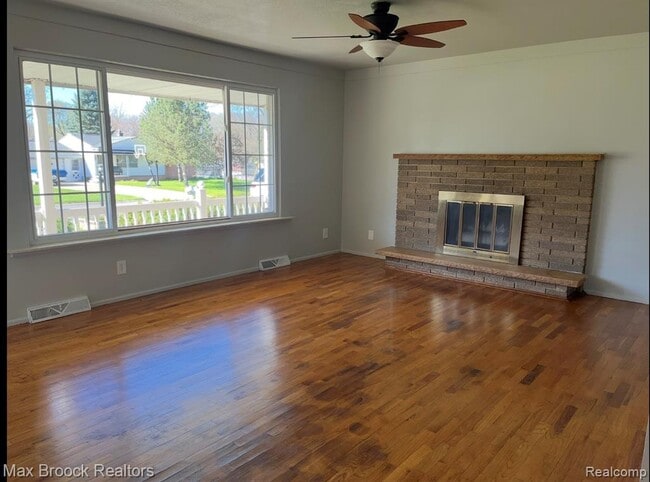 Building Photo - 1102 Davenport Dr