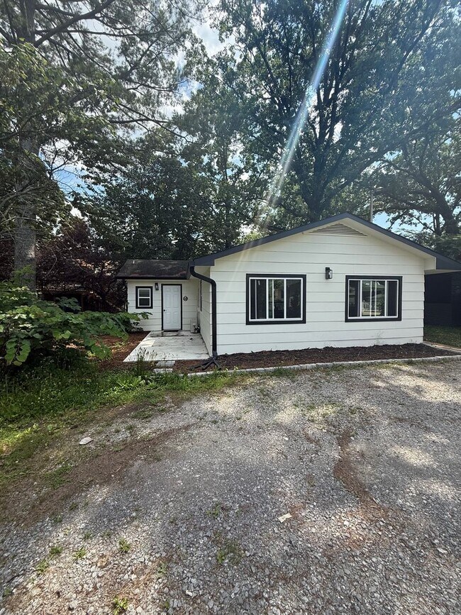 Building Photo - 1022 Givens Rd