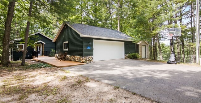 Building Photo - 2174 Evergreen Ave
