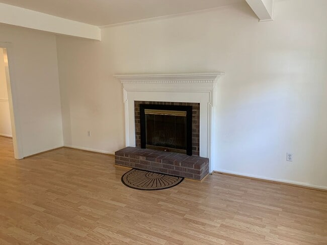 Building Photo - End Townhome In Oak Manor Community
