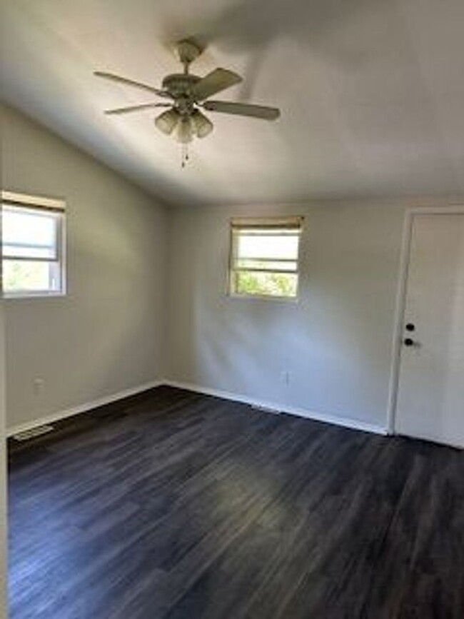 Building Photo - Great 1 bedroom 1 Bath Duplex