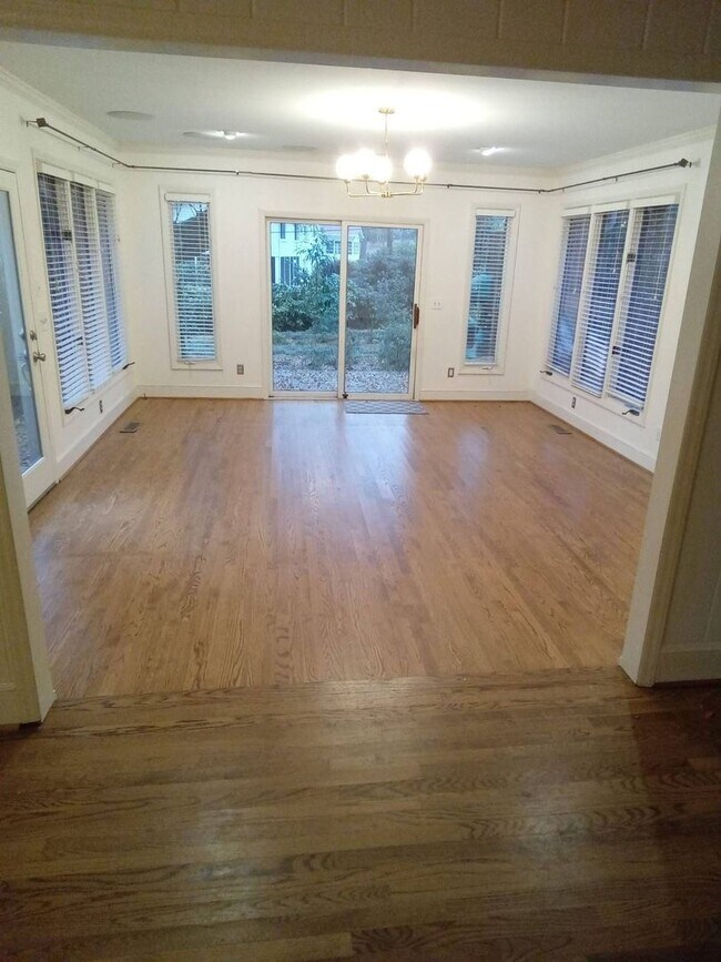 Building Photo - Beautiful Ranch Home in South Park!