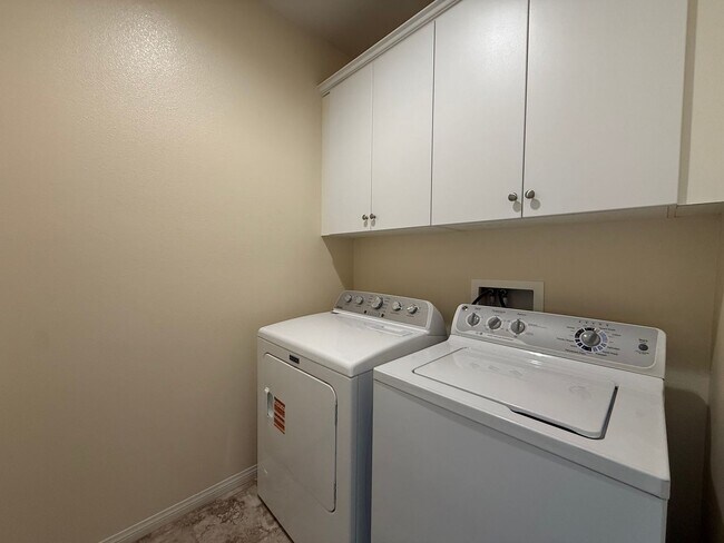 Building Photo - Great 3B/2.5BA House in Gated San Elijo Hills Community!