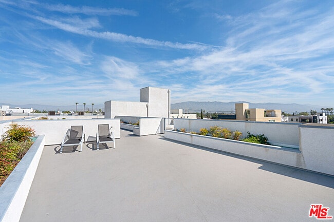 Building Photo - 5229 Willowcrest Ave