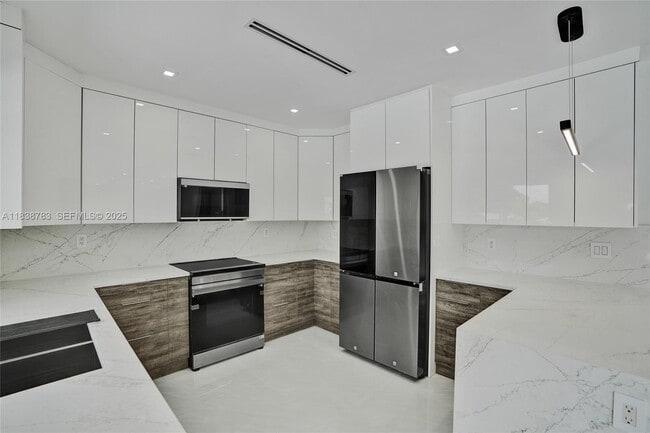 Building Photo - 1840 NE 199th St