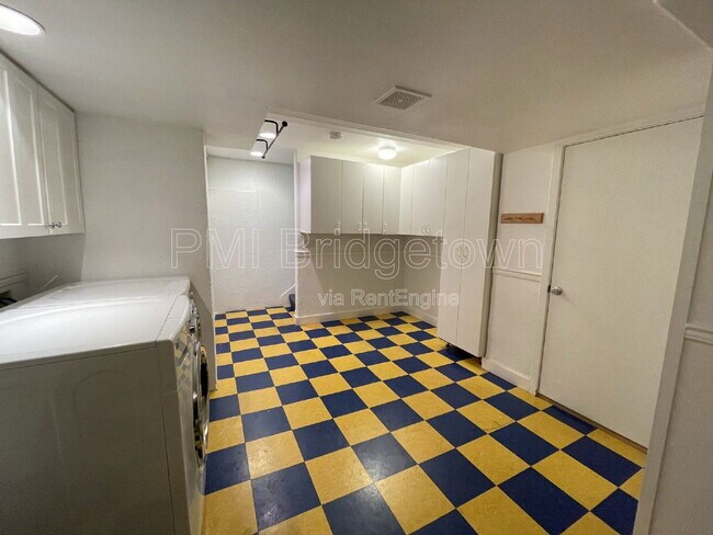 Building Photo - 10235 NW Edgewood Dr