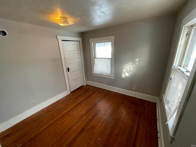 Building Photo - 521 W Wylie St