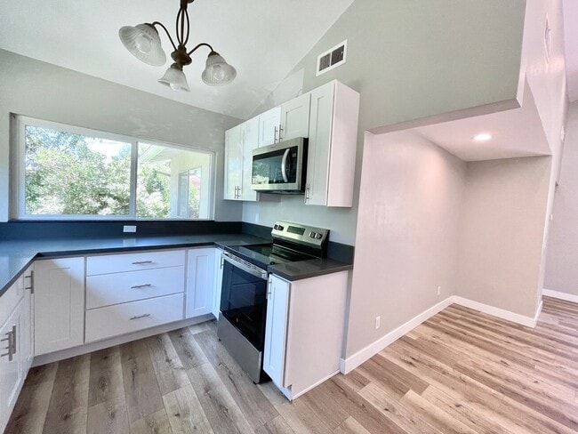 Building Photo - 2 Bedroom 1 Bath Room Fully Updated Single...