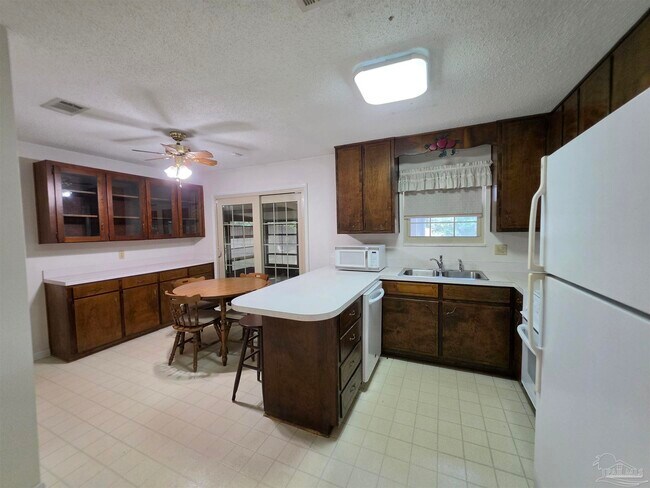 Building Photo - 5505 Fairview Dr