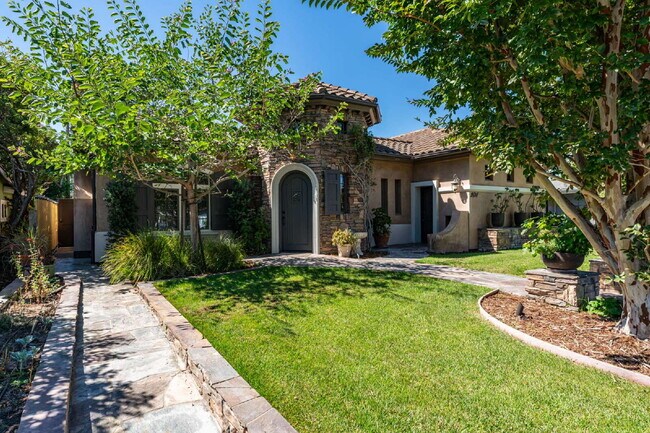Building Photo - Sophisticated Mediterranean Villa in Newpo...