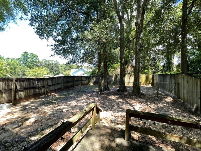 Building Photo - Foxchase Subdivision! END UNIT CLOSE TO COMMUNITY POOL