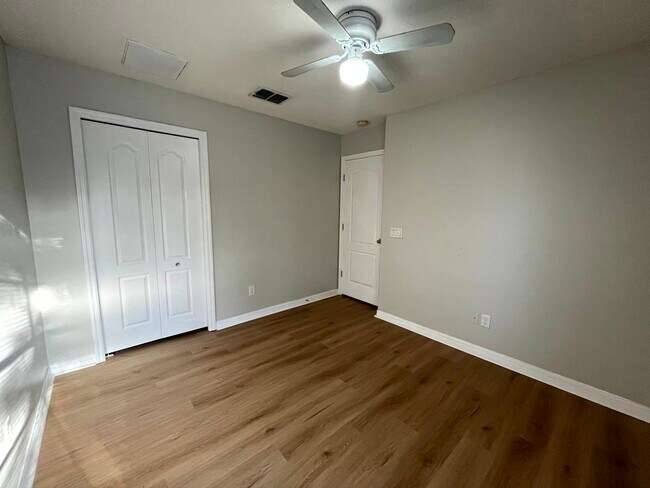 Building Photo - 7843 Foxgrove Dr