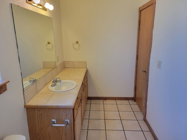 Building Photo - Spacious 3 Bedroom 2 Bathroom Home *** Mov...