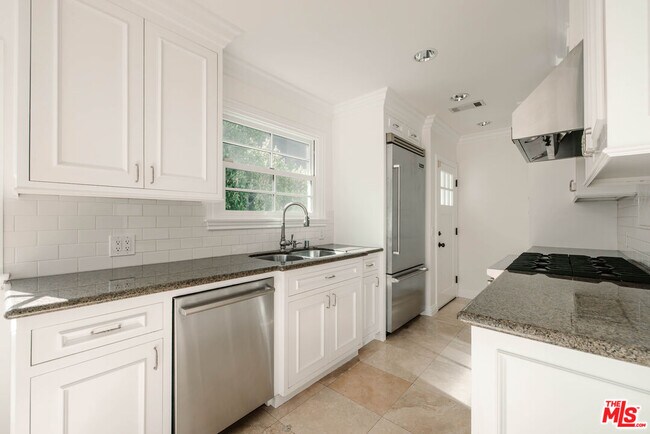 Building Photo - 308 19th St
