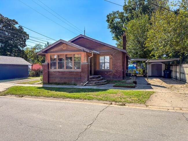 Building Photo - * Move-In Special * Charming Fort Smith Home - 2 Bed, 1 Bath (1150 sqft)