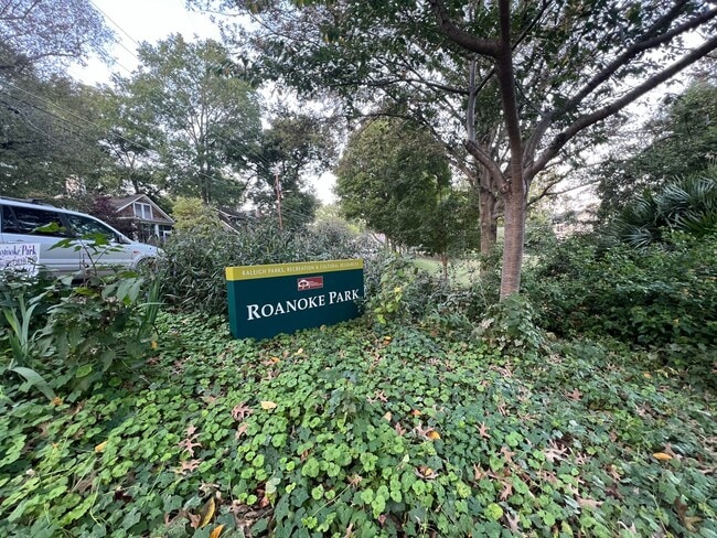 Building Photo - Stunning 3BD, 3.5BA Raleigh Townhome in a Walkable Community Near Tons of Shopping and Dining Opt...