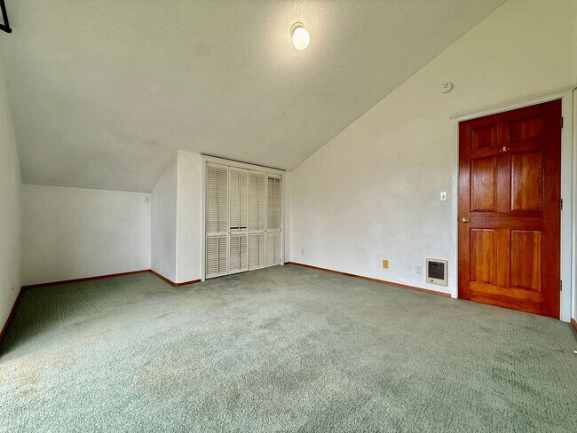 Building Photo - SCHEDULE A SHOWING TODAY TO VIEW THIS CHARMING APRATMENT IN PRINEVILLE!!