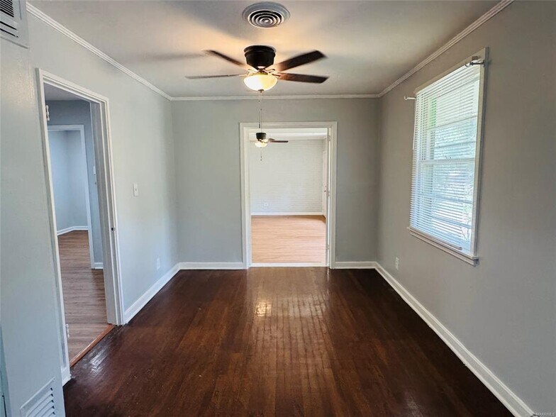 Building Photo - 4228 Hickory Dr