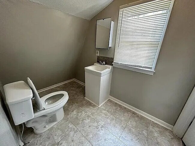 Building Photo - 3 Bedroom 1.5 Bathroom